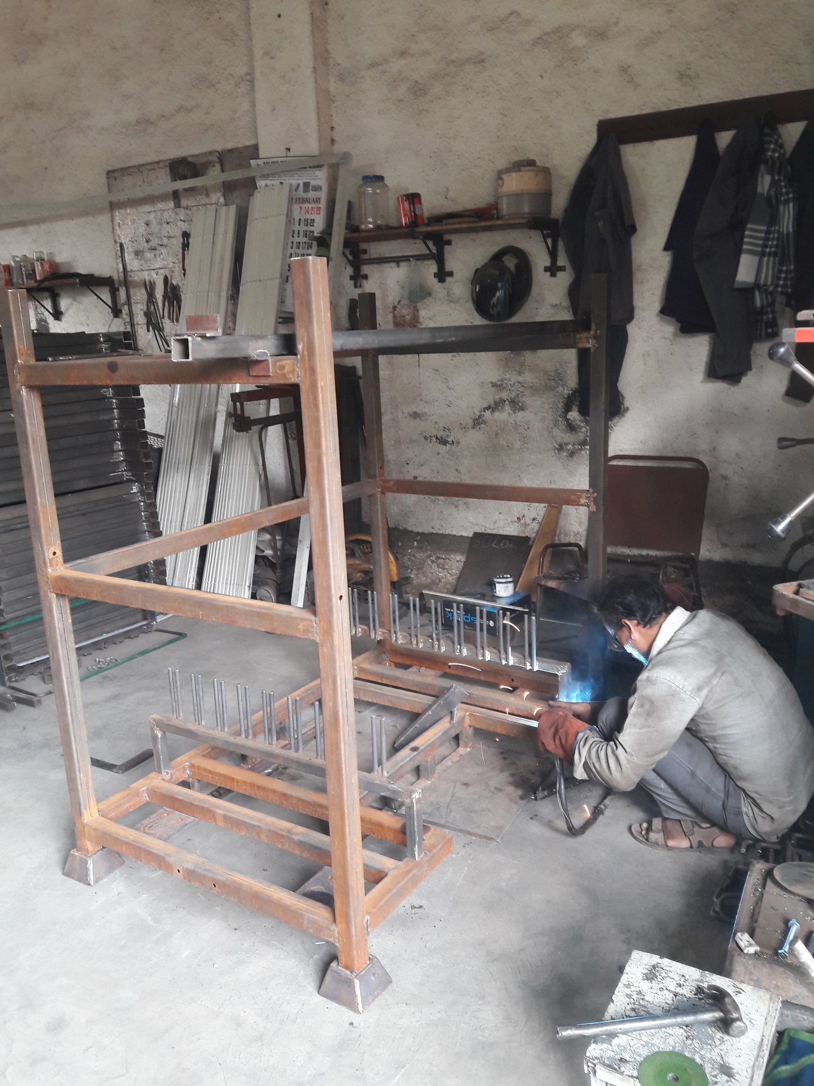 Material Handling Pallets & Trolleys